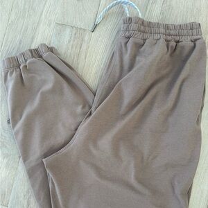 Vuori women’s Boyfriend joggers Size small